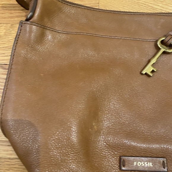 Vtg. Fossil Leather Crossbody Bag Purse Pocket Tan Carmel Brown Key Charm READ - Picture 6 of 15